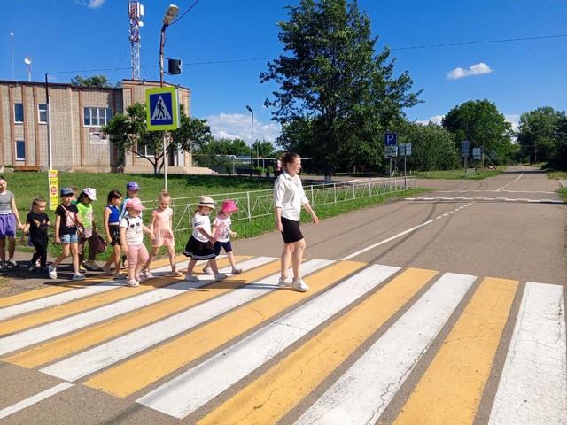 "Знакомство детей с пешеходным маршрутом"- экскурсия